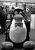 Dokonca aj taký AntiLinuxák ako Wray sa nechal odfotiť s tučniakom.